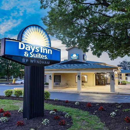Days Inn & Suites By Wyndham Colonial Вильямсбург Экстерьер фото