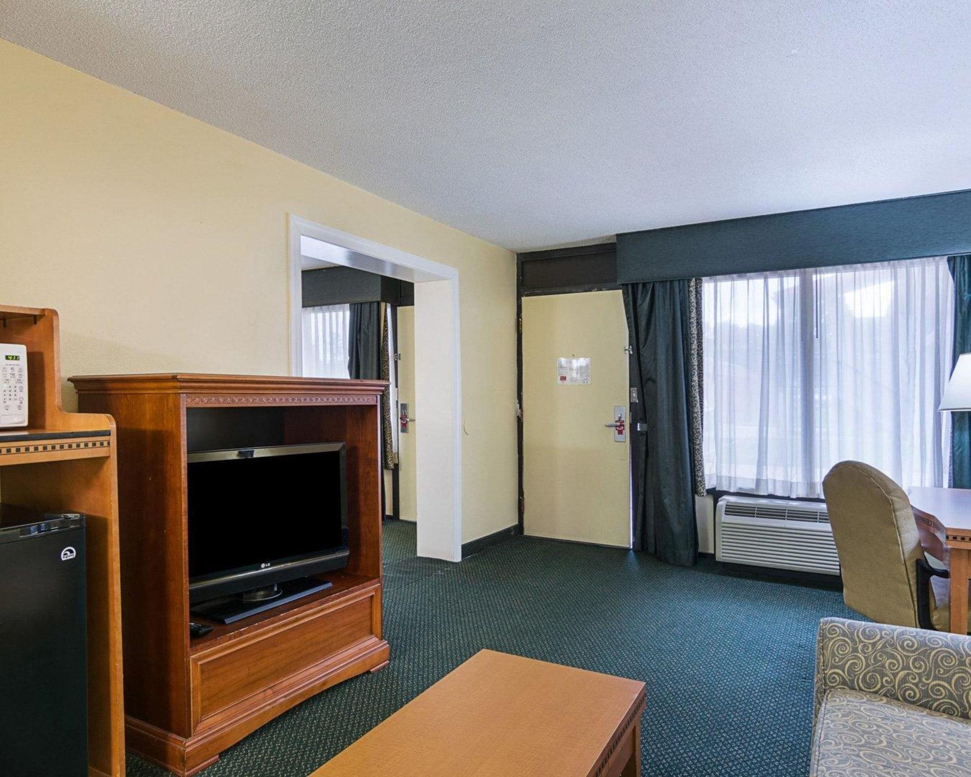 Days Inn & Suites By Wyndham Colonial Вильямсбург Экстерьер фото