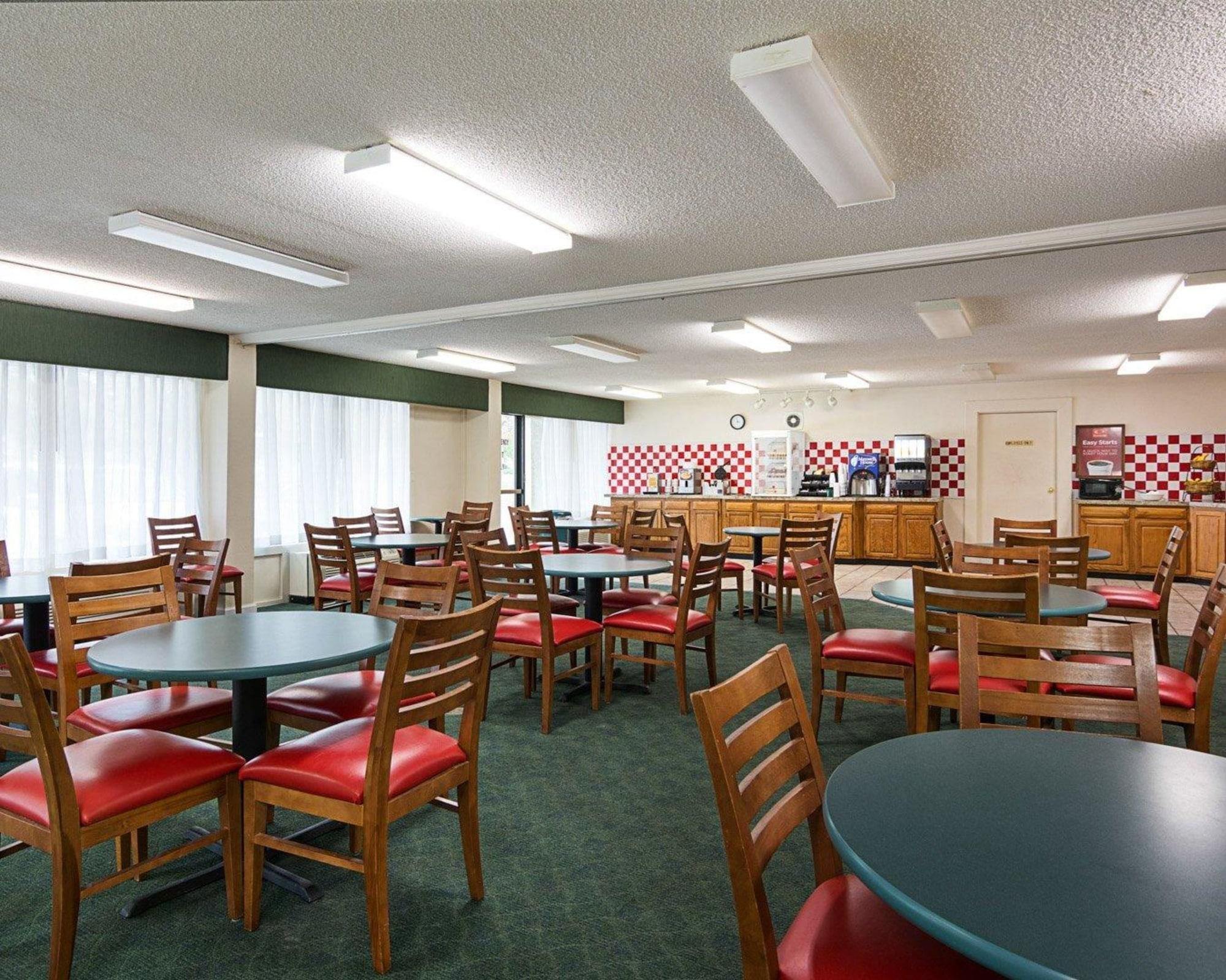 Days Inn & Suites By Wyndham Colonial Вильямсбург Экстерьер фото