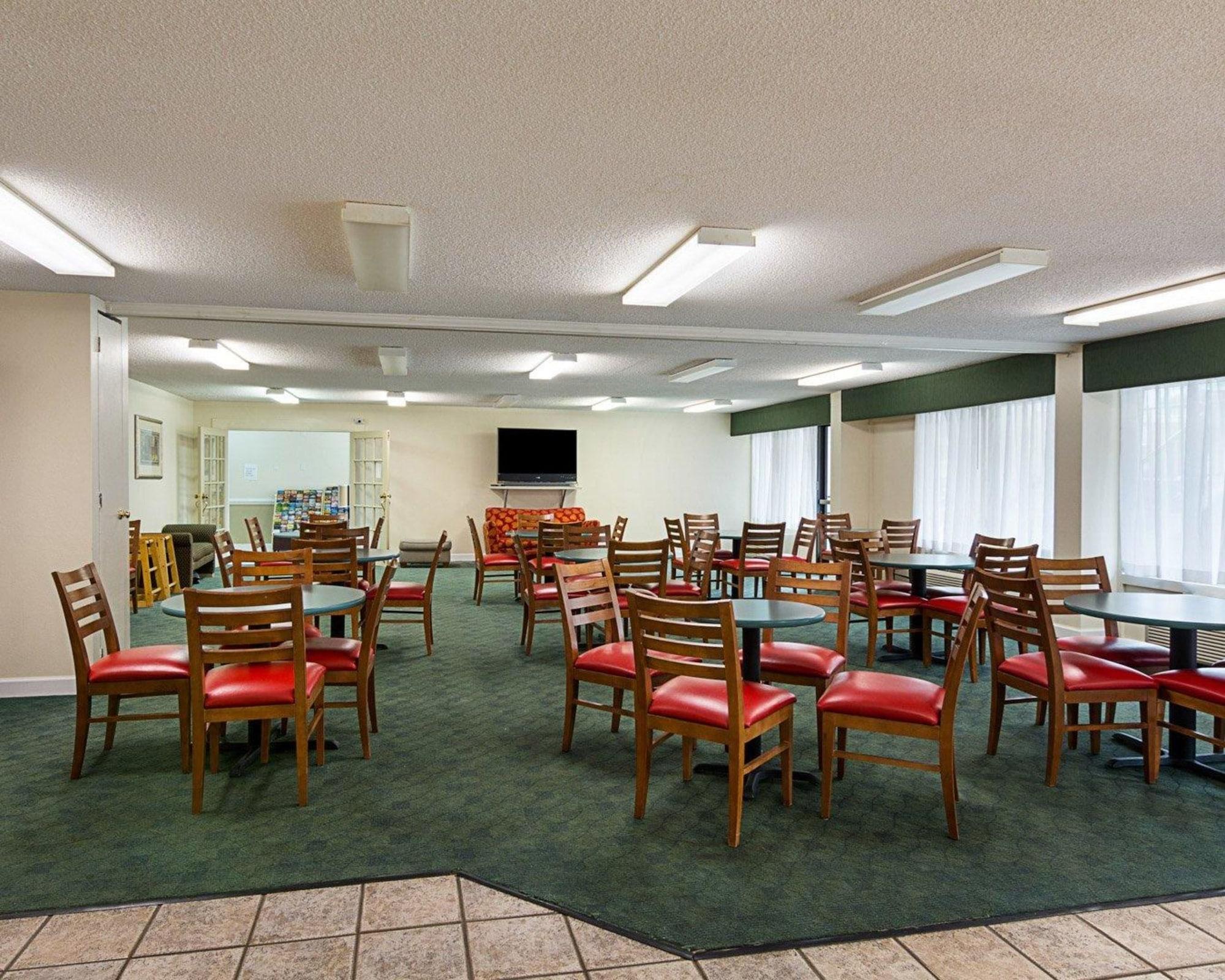Days Inn & Suites By Wyndham Colonial Вильямсбург Экстерьер фото