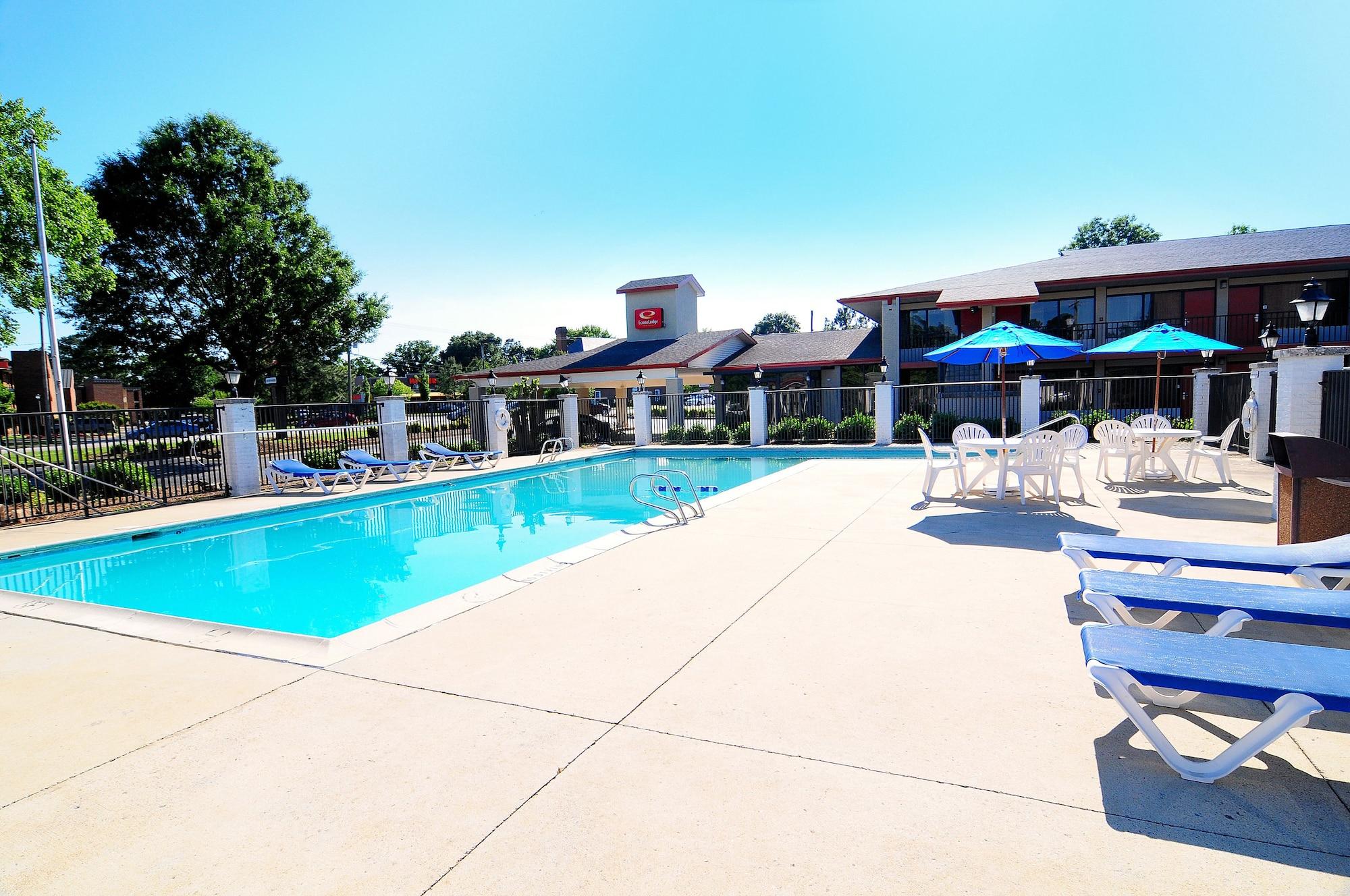 Days Inn & Suites By Wyndham Colonial Вильямсбург Экстерьер фото