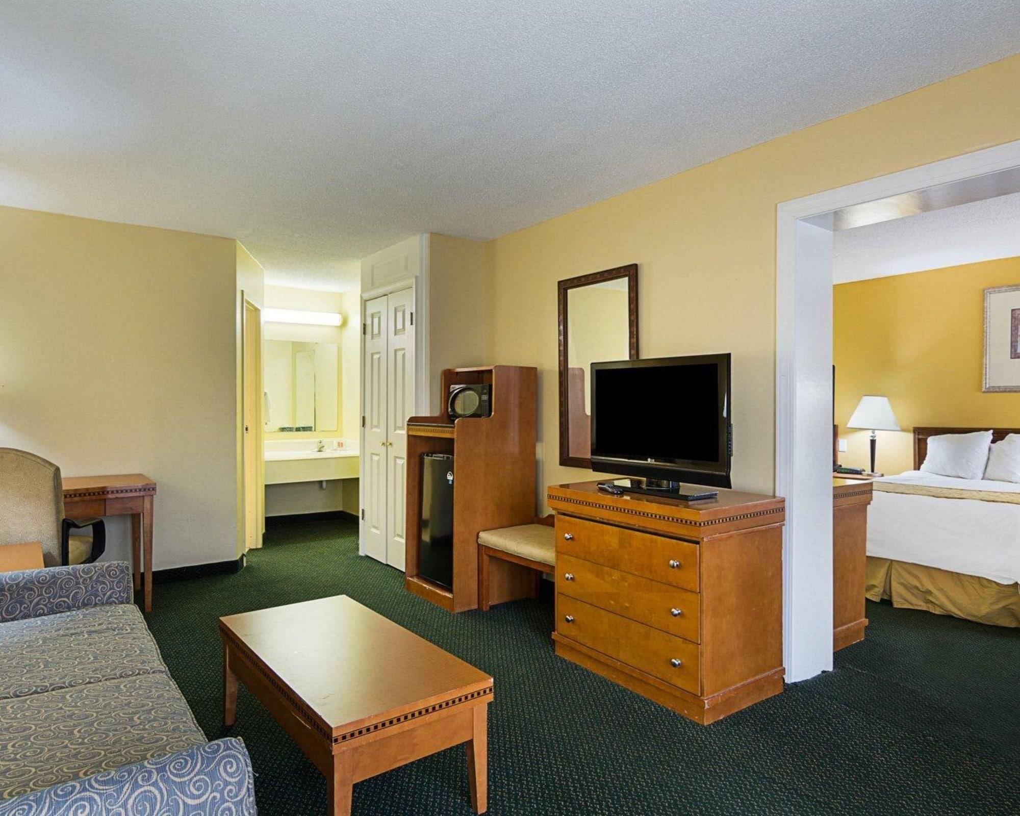 Days Inn & Suites By Wyndham Colonial Вильямсбург Экстерьер фото