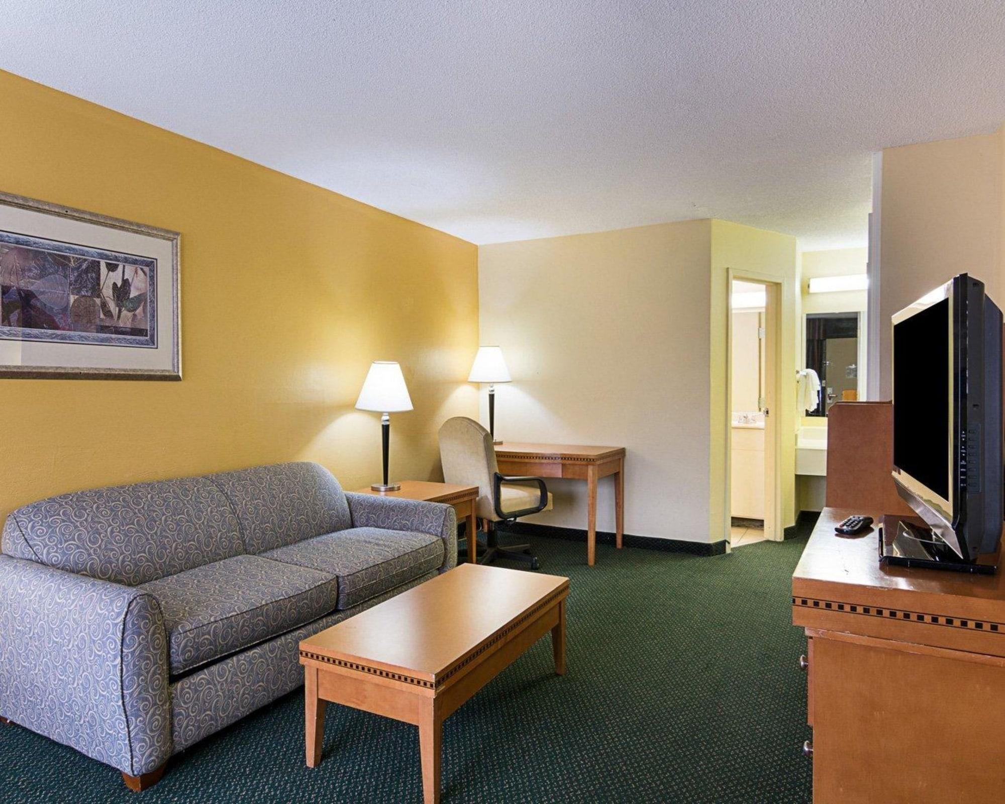 Days Inn & Suites By Wyndham Colonial Вильямсбург Экстерьер фото