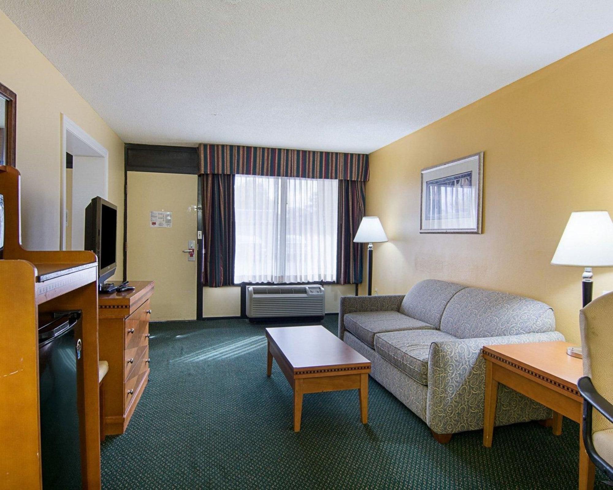 Days Inn & Suites By Wyndham Colonial Вильямсбург Экстерьер фото