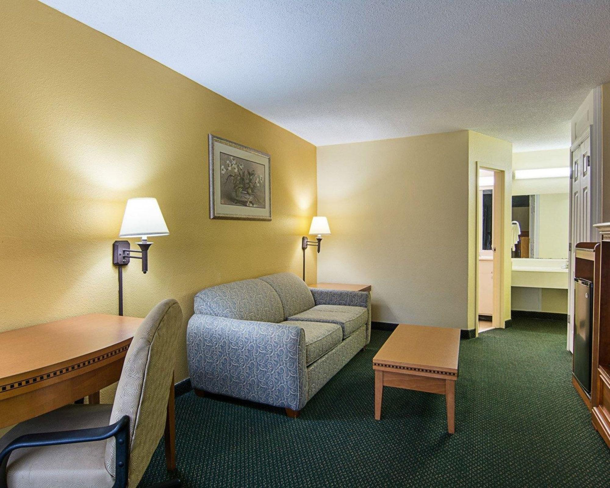 Days Inn & Suites By Wyndham Colonial Вильямсбург Экстерьер фото
