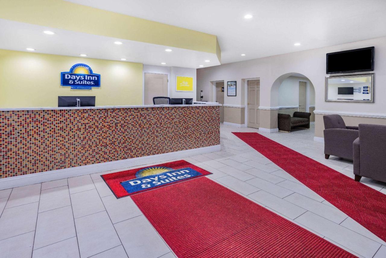 Days Inn & Suites By Wyndham Colonial Вильямсбург Экстерьер фото