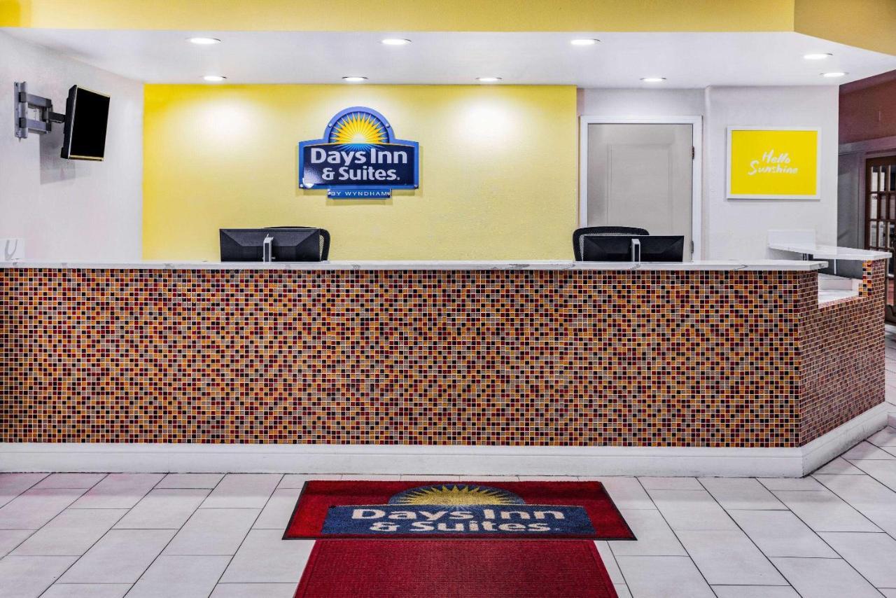 Days Inn & Suites By Wyndham Colonial Вильямсбург Экстерьер фото
