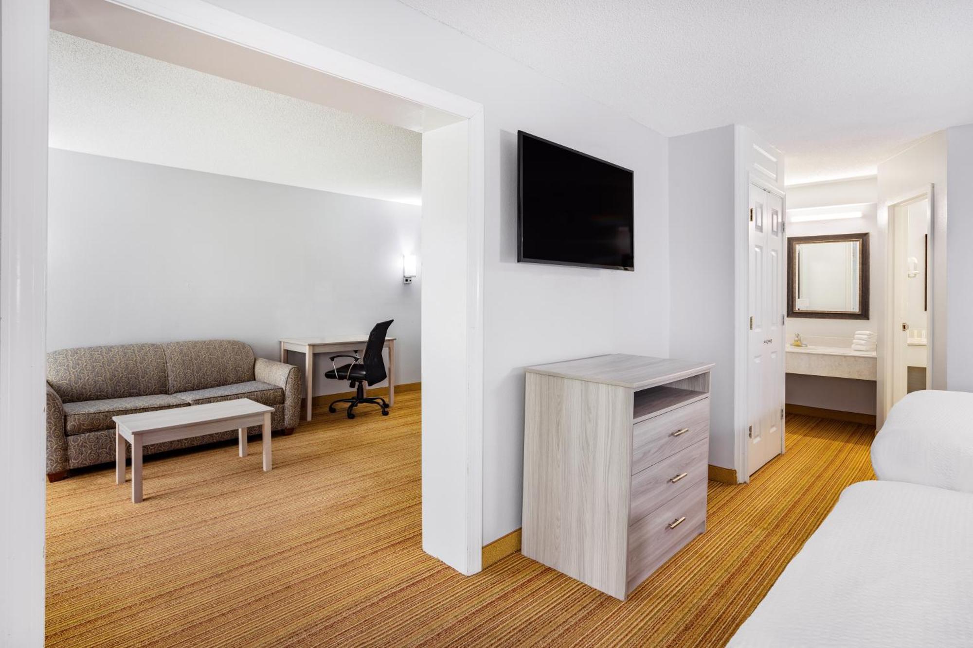 Days Inn & Suites By Wyndham Colonial Вильямсбург Экстерьер фото