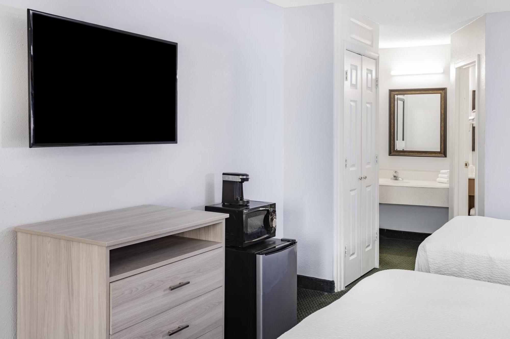 Days Inn & Suites By Wyndham Colonial Вильямсбург Экстерьер фото
