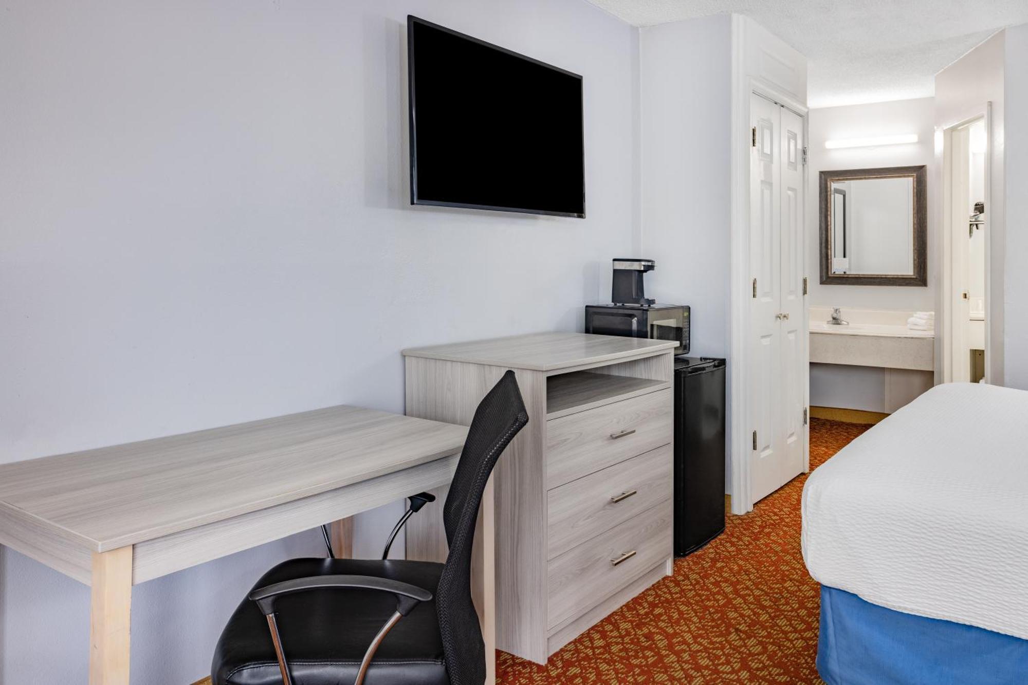 Days Inn & Suites By Wyndham Colonial Вильямсбург Экстерьер фото