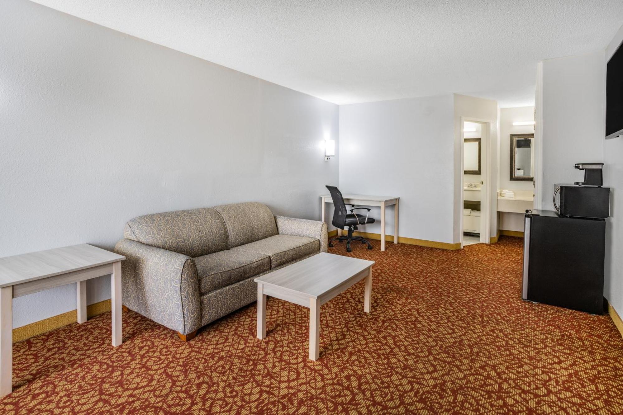 Days Inn & Suites By Wyndham Colonial Вильямсбург Экстерьер фото