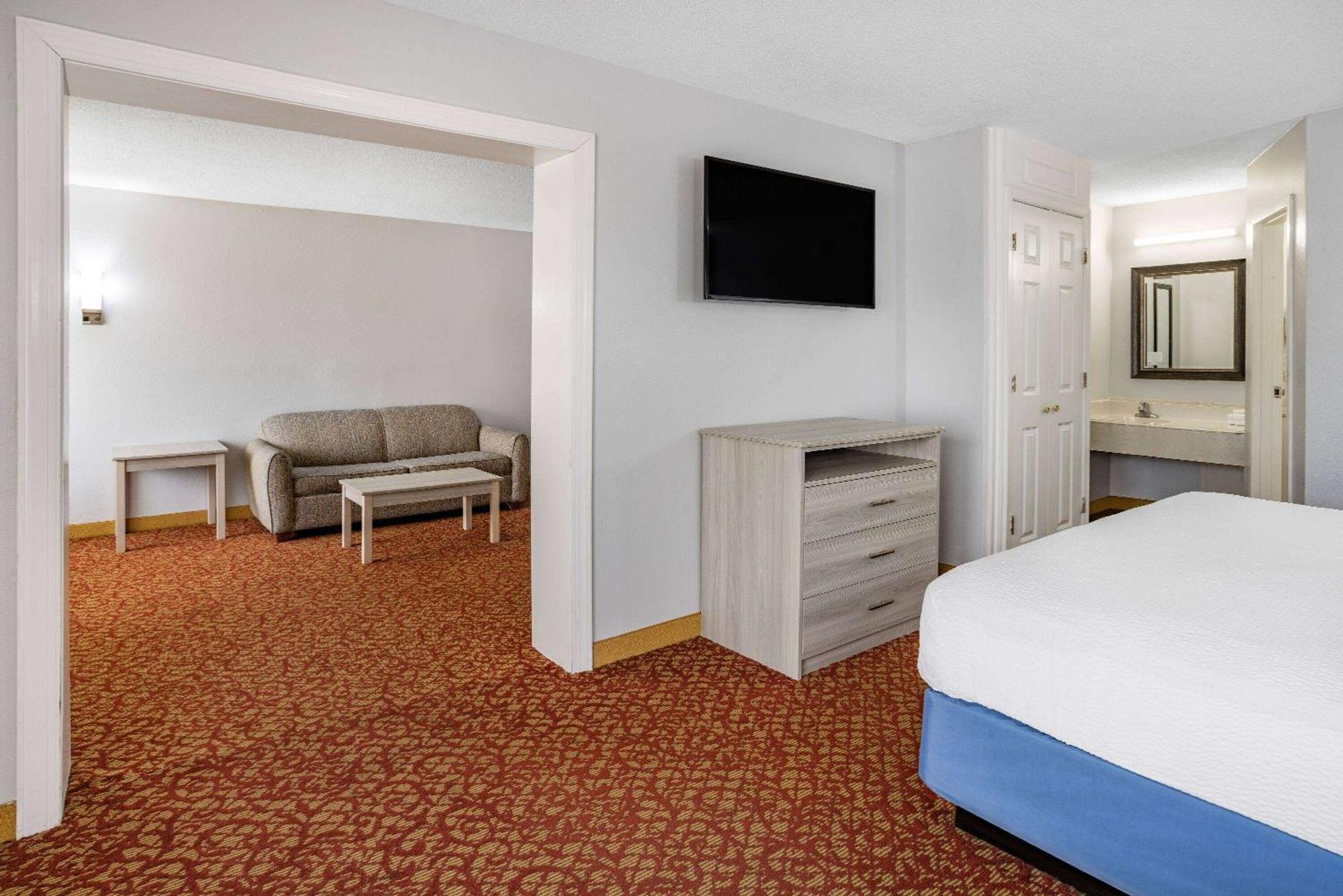 Days Inn & Suites By Wyndham Colonial Вильямсбург Экстерьер фото