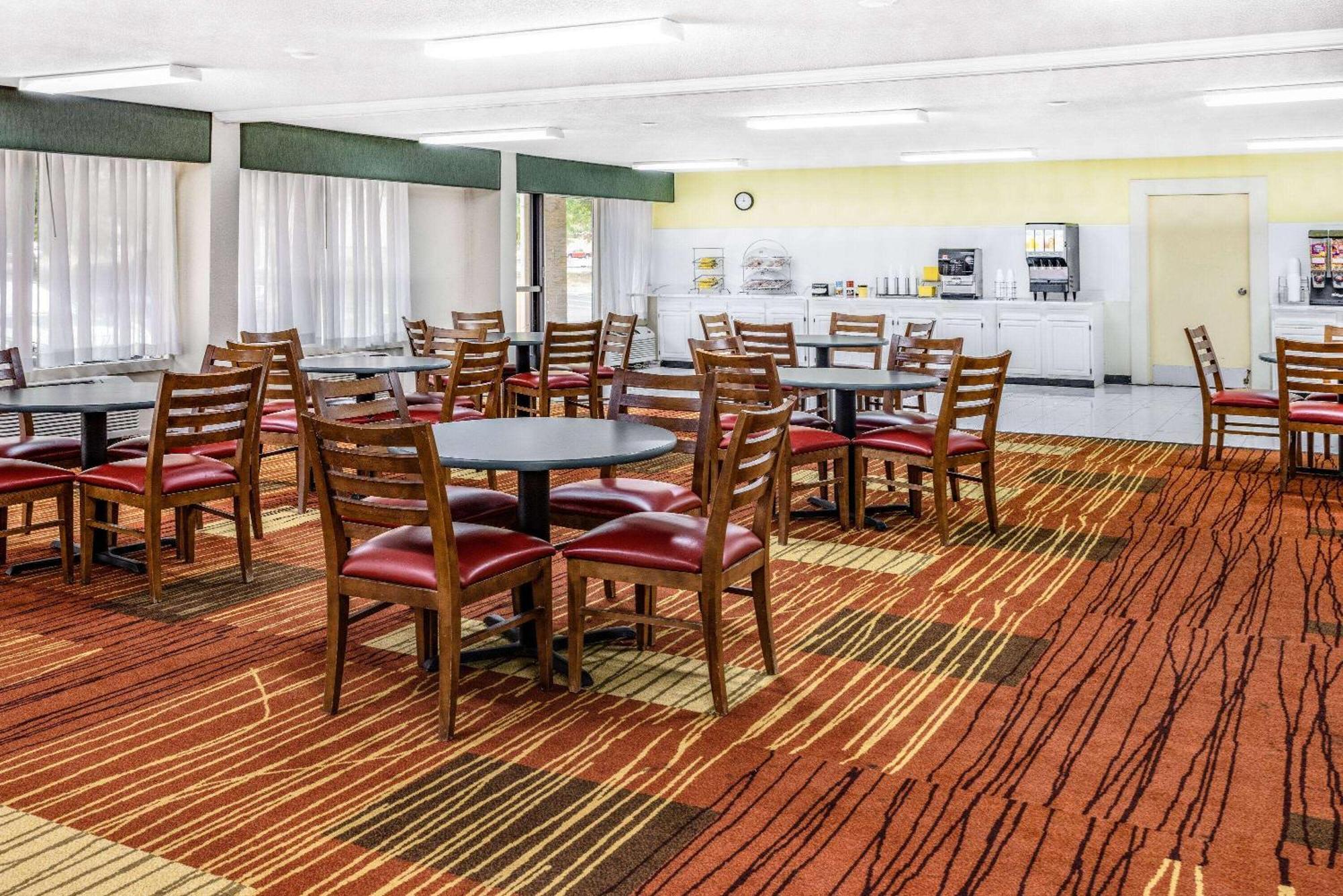 Days Inn & Suites By Wyndham Colonial Вильямсбург Экстерьер фото